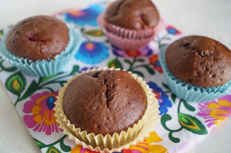 Muffinki z karobem i truskawkami