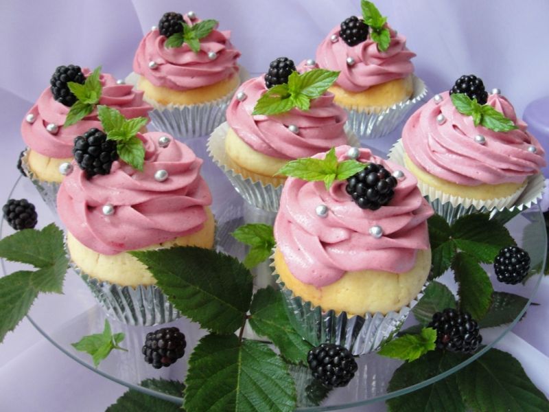 Muffinki z kremem jeżynowym