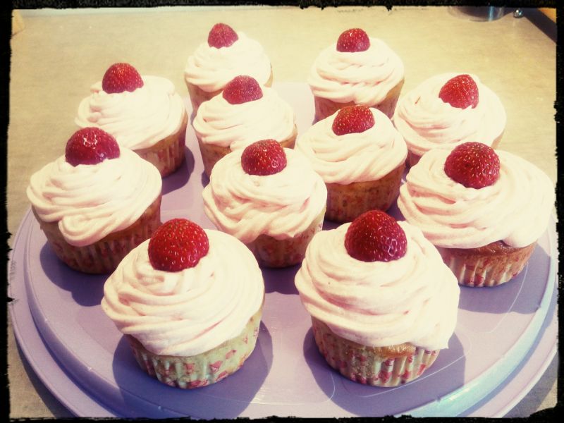 Muffinki z kremem malinowym Muffinki z kremem malinowym