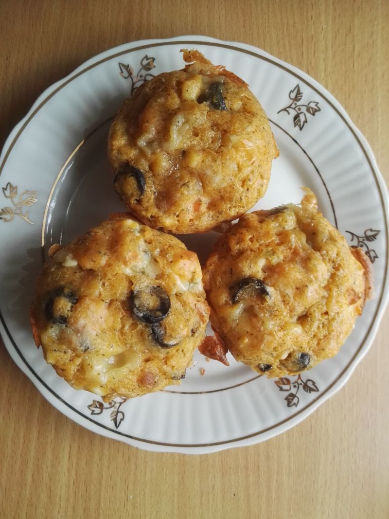 Muffinki z łososiem, gorgonzolą i oliwkami Muffinki z łososiem, gorgonzolą i oliwkami