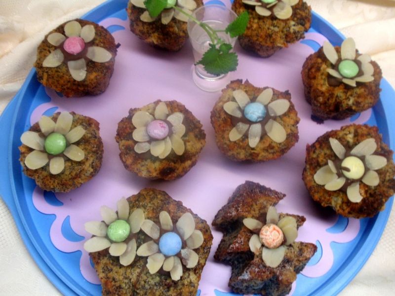 Muffinki z makiem i płatkami migdałowymi
