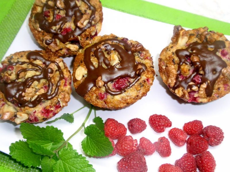 Muffinki z malinami i orzechami