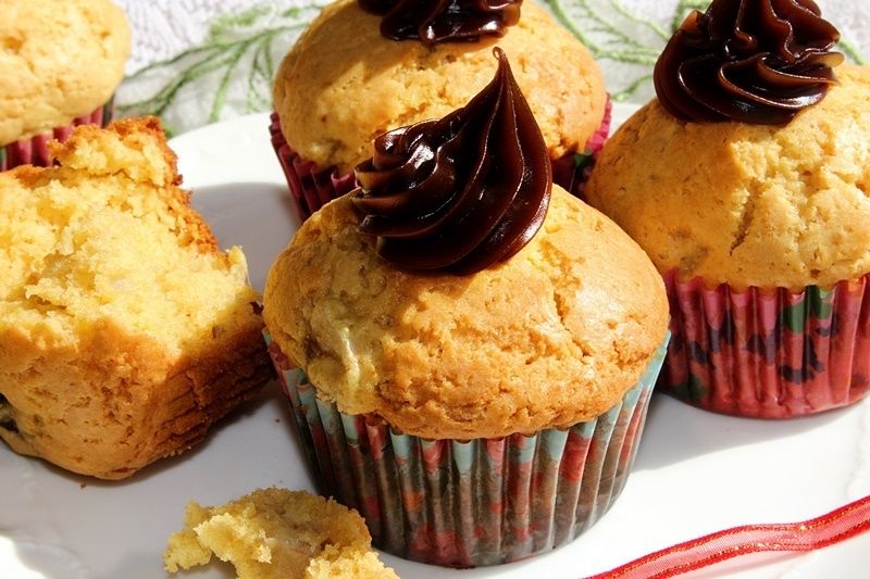 Muffinki z masłem orzechowym i kawałkami banana 