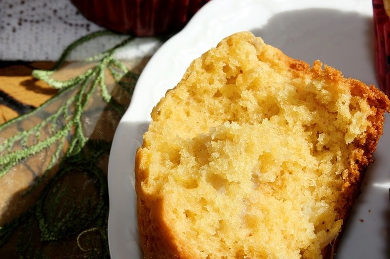 Muffinki z masłem orzechowym i kawałkami banana 