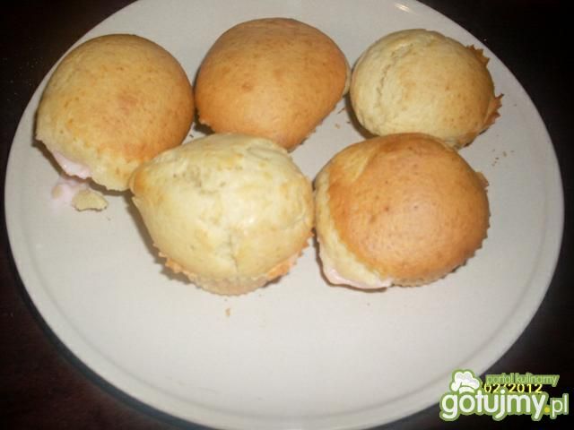 Muffinki z nadzieniem budyniowym  Muffinki z nadzieniem budyniowym
