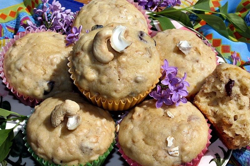 Muffinki z płatkami, syropem z agawy i bakaliami Muffinki z płatkami, syropem z agawy i bakaliami