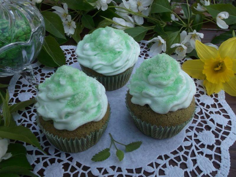 Muffinki z pokrzywą i miętową bitą śmietaną  Muffinki z pokrzywą i miętową bitą śmietaną
