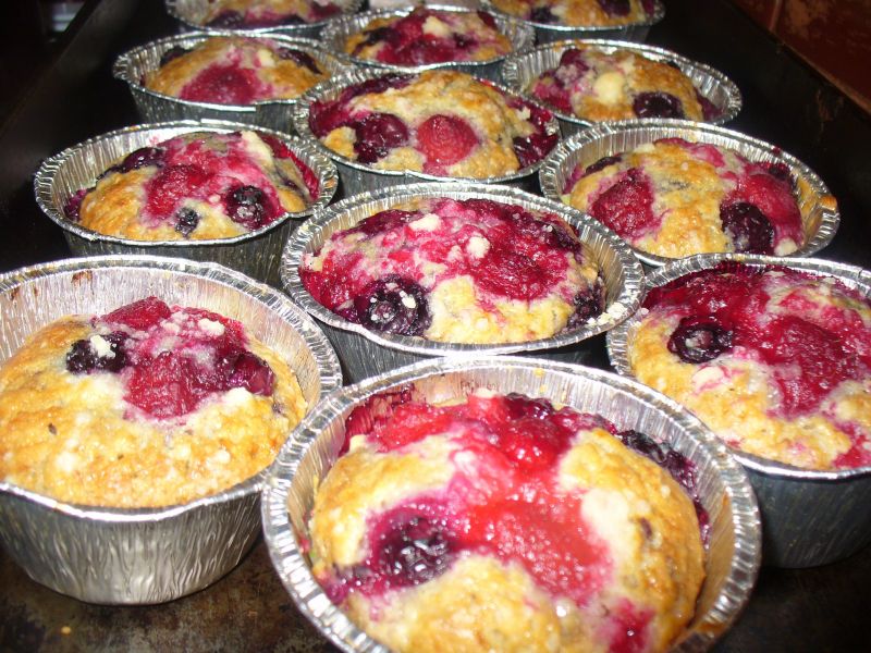 Muffinki z pożeczką czerwoną, ostrężną i maliną Muffinki z pożeczką czerwoną, ostrężną i maliną