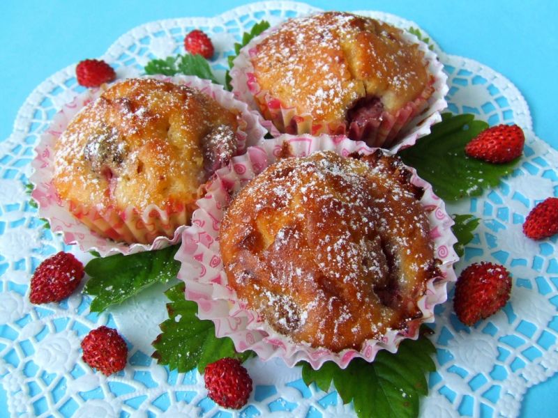 Muffinki z poziomkami i białą czekoladą