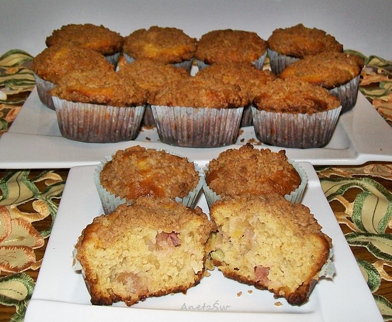 Muffinki z rabarbarem i cynamonową kruszonką Muffinki z rabarbarem i cynamonową kruszonką