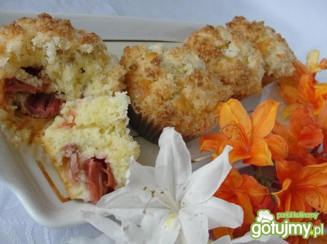 Muffinki z rabarbarem i kruszonką