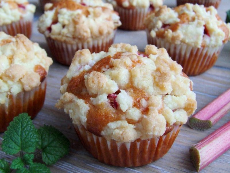 Muffinki z rabarbarem i kruszonką