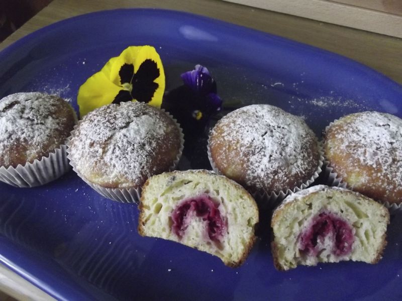 Muffinki z rabarbarem i malinką