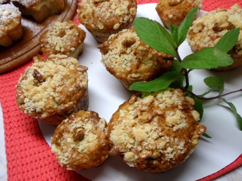 Muffinki z rabarbarem jabłkiem i kruszonką Muffinki z rabarbarem jabłkiem i kruszonką