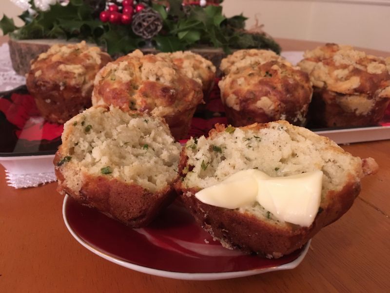 Muffinki z serem, szczypiorkiem i kruszonką 