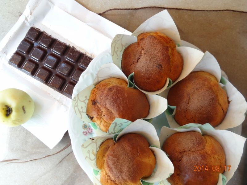 Muffinki z tartym jabłkiem i czekoladą Muffinki z tartym jabłkiem i czekoladą
