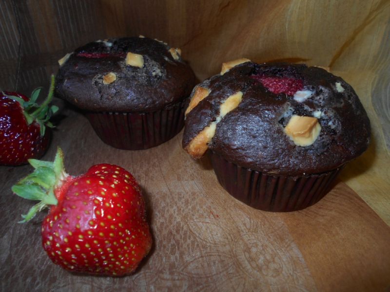 Muffinki z truskawkami i czekoladą Muffinki z truskawkami i czekoladą