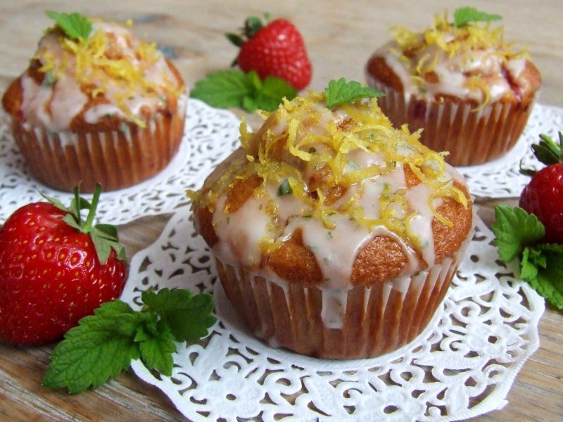 Muffinki z truskawkami i miętowo-cytrynowym lukrem Muffinki z truskawkami i miętowo-cytrynowym lukrem
