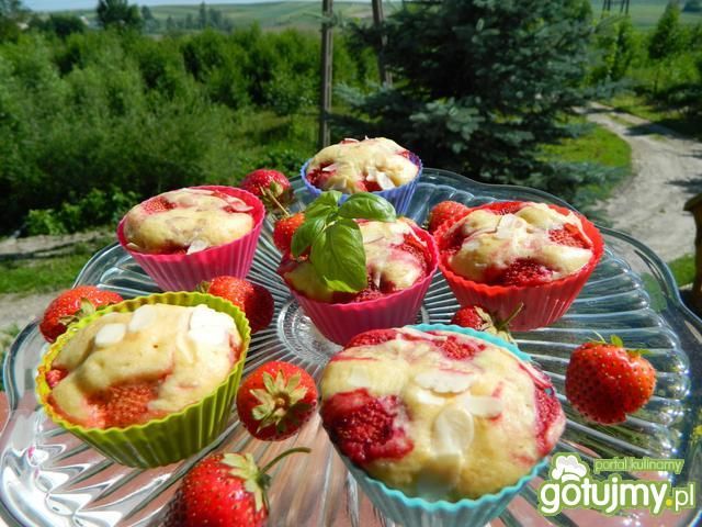 Muffinki z truskawkami i migdałami Muffinki z truskawkami i migdałami