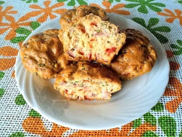 Muffinki z wędliną, papryką i szczypiorkiem