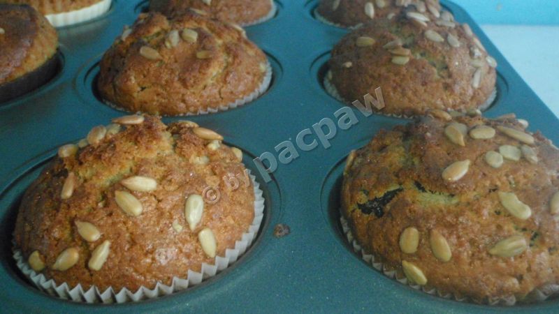 Muffinki z wiśnią i pestkami słonecznika