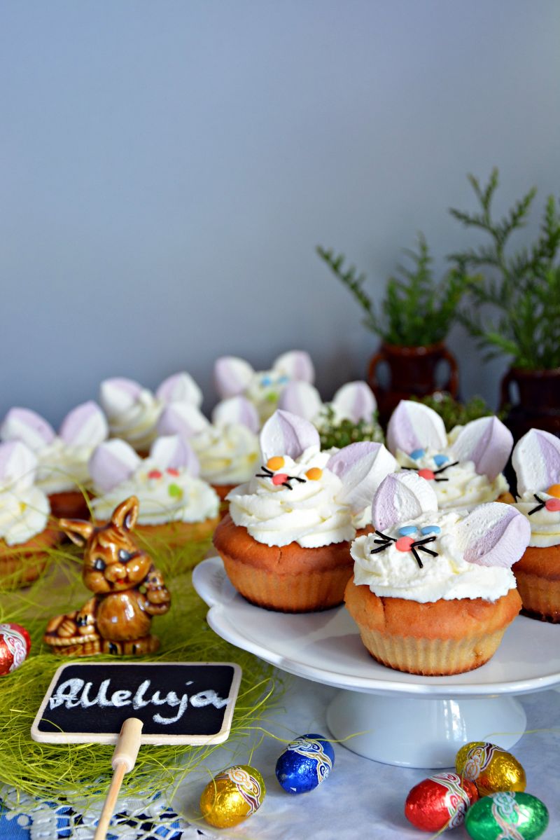 Muffinki-zajączki z ricottą i kremem śmietankowym