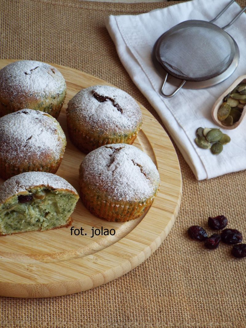 Muffinki ze szpinakiem, żurawiną i pestkami dyni Muffinki ze szpinakiem, żurawiną i pestkami dyni