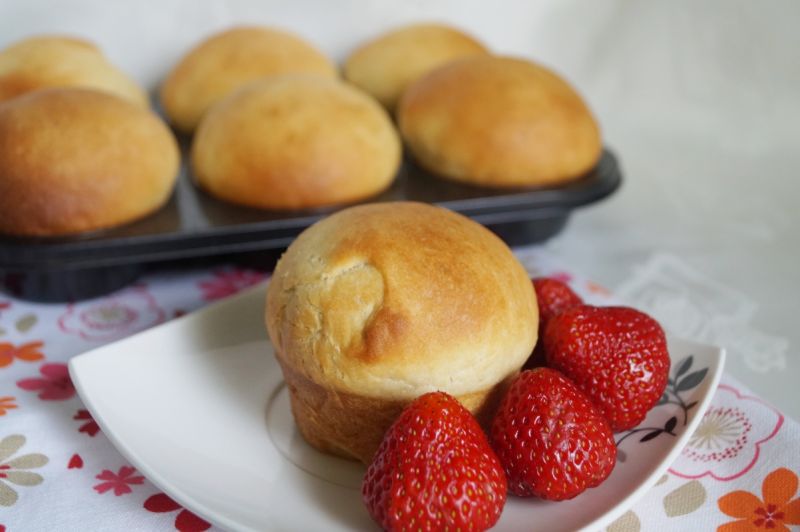 Muffinkowe drożdżówki z truskawkami