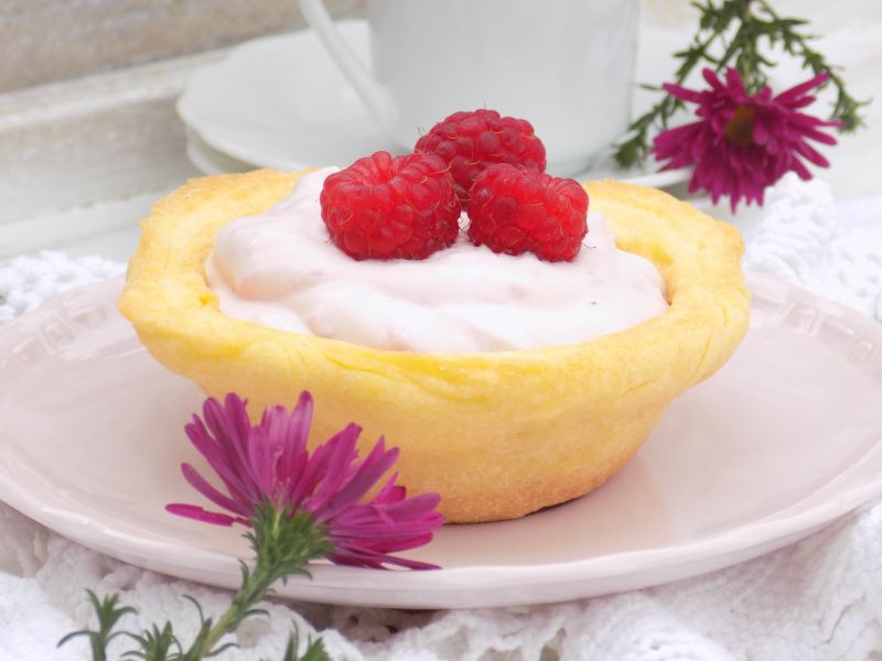 Muffinkowe miseczki z kremem malinowym