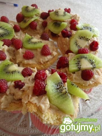 Muffiny biszkoptowe z budyniem i owocami Muffiny biszkoptowe z budyniem i owocami
