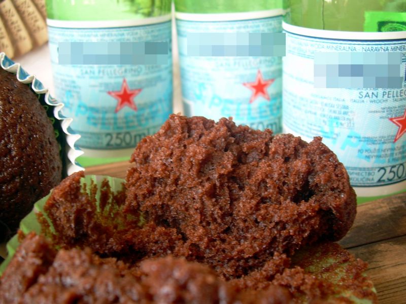Muffiny czekoladowe z wodą gazowaną