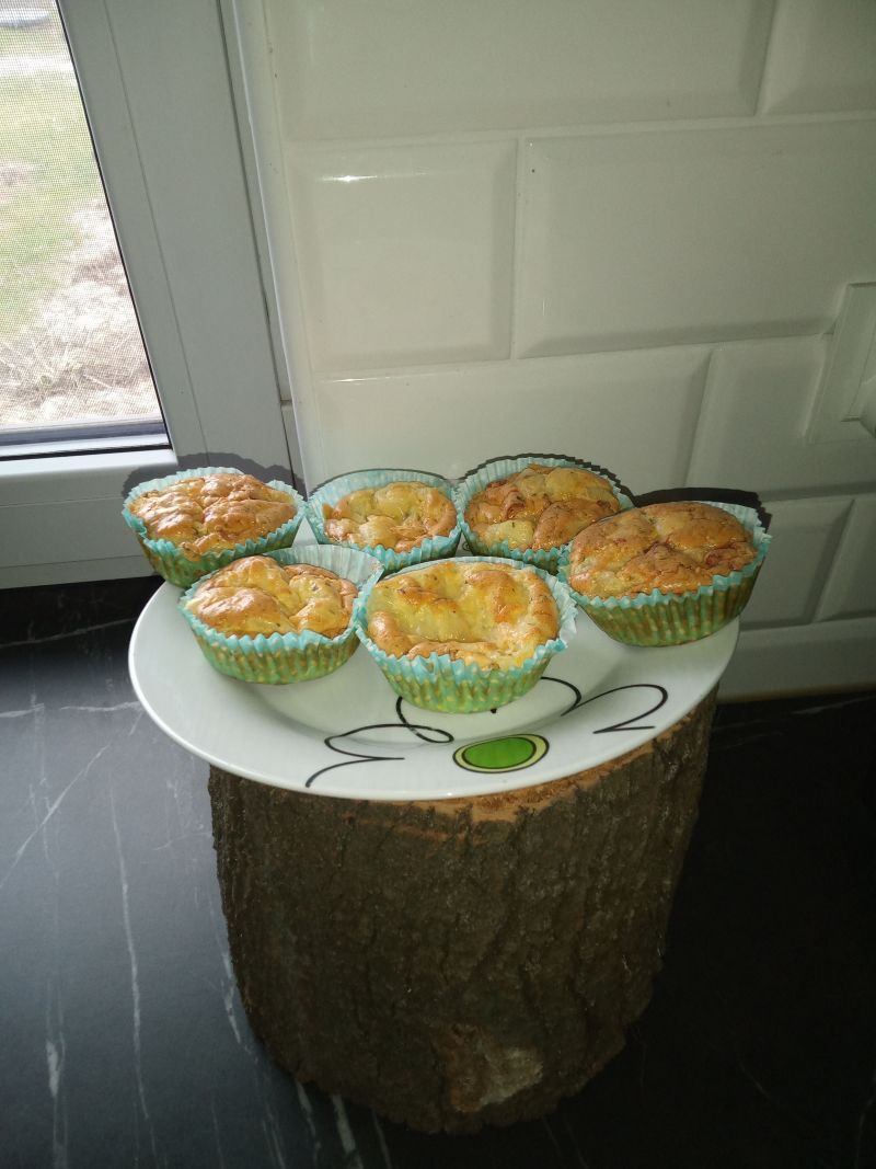 Muffiny jajeczne z kabanosem.