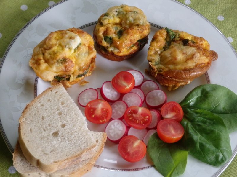 Muffiny jajeczne ze szpinakiem i fetą  Muffiny jajeczne ze szpinakiem i fetą
