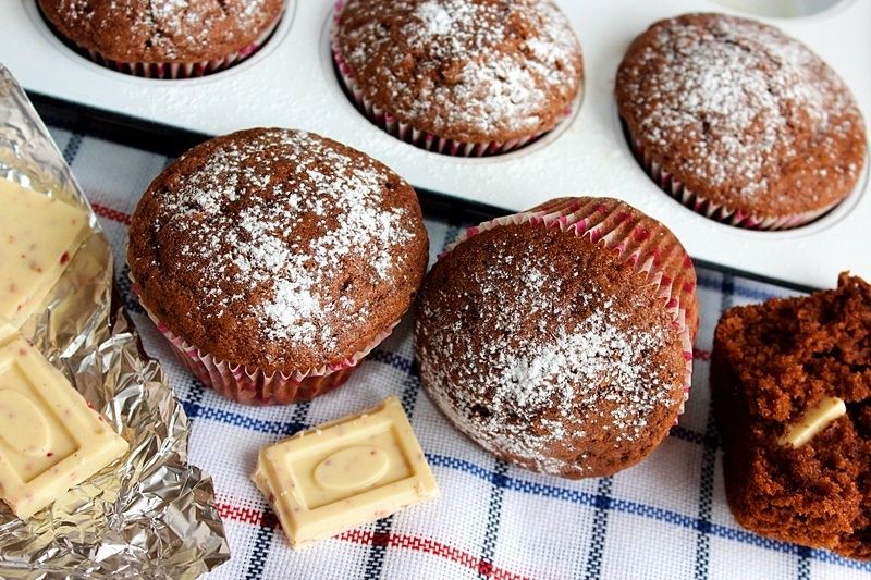 Muffiny kakaowe z kostką białej czekolady Muffiny kakaowe z kostką białej czekolady
