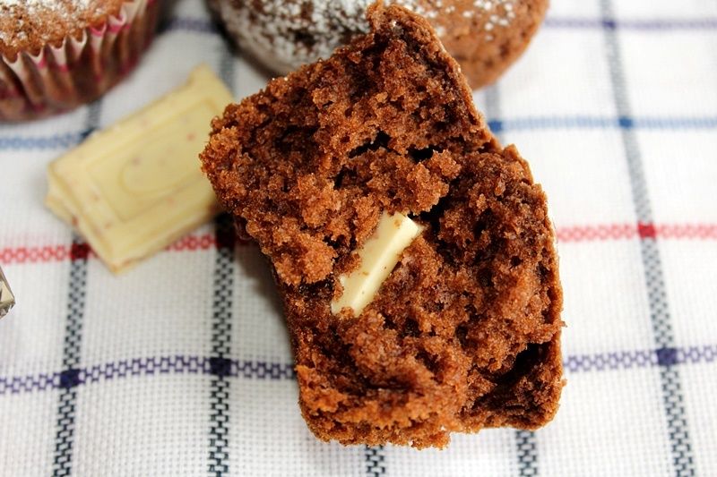 Muffiny kakaowe z kostką białej czekolady Muffiny kakaowe z kostką białej czekolady