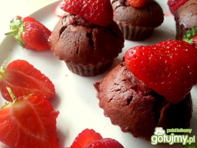 Muffiny kakaowe z truskawkami