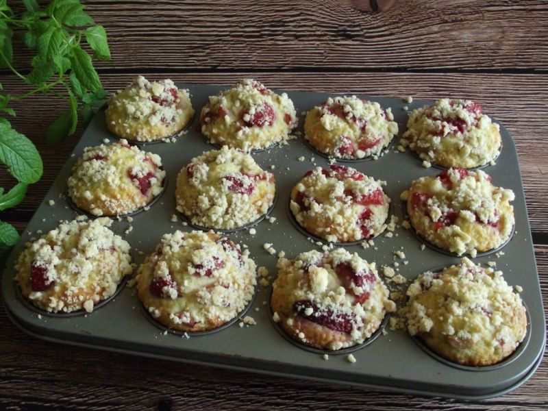 Muffiny kokosowe z rabarbarem i truskawkami