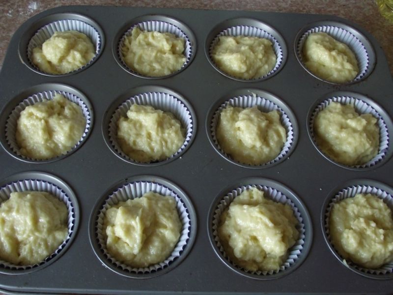 Muffiny kokosowe z rabarbarem i truskawkami