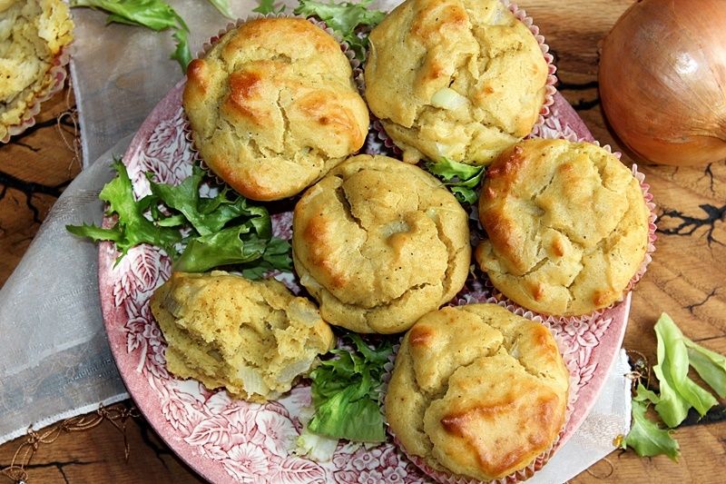 Muffiny kukurydziano-sojowe z cebulą i olejem poro