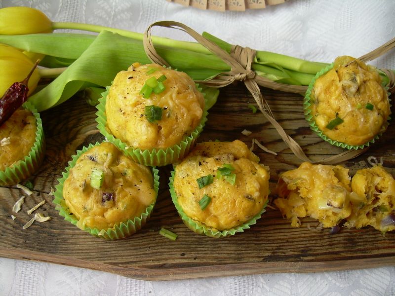 Muffiny musztardowe z cebulą i żółtym serem Muffiny musztardowe z cebulą i żółtym serem