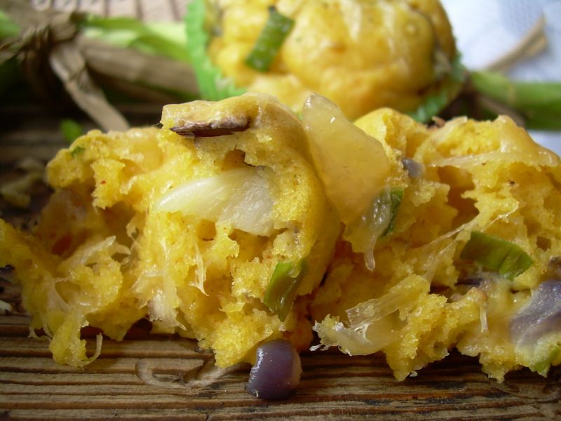 Muffiny musztardowe z cebulą i żółtym serem Muffiny musztardowe z cebulą i żółtym serem