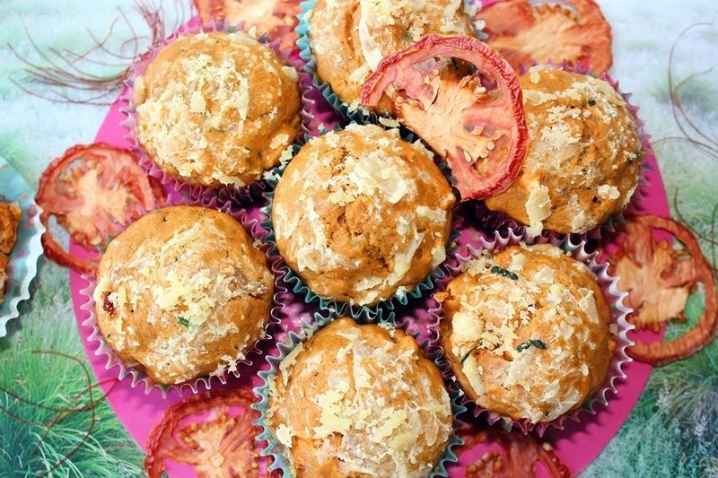 Muffiny pomidorowe z serem i szynką
