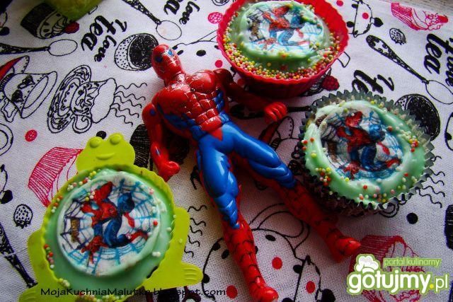 Muffiny Spiderman z lukrem  Muffiny Spiderman z lukrem