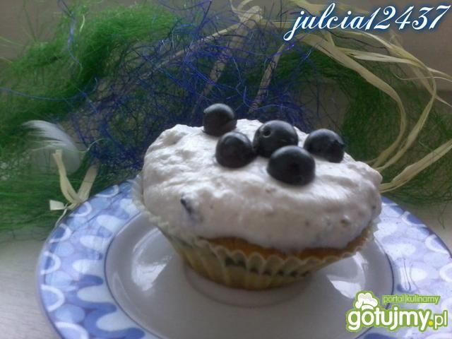 Muffiny z budyniem i borówkowym kremem Muffiny z budyniem i borówkowym kremem