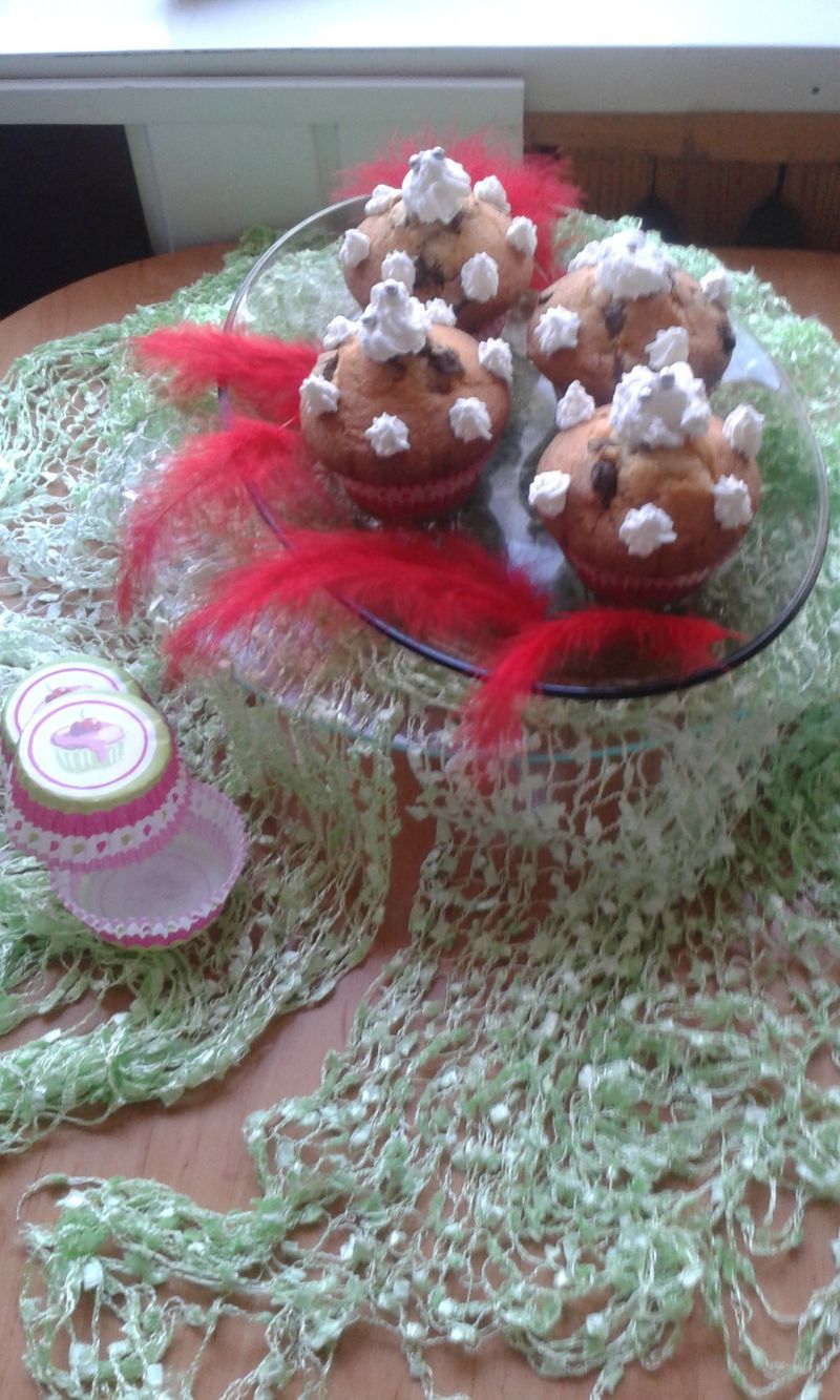 Muffiny z czekoladą i bitą śmietaną Muffiny z czekoladą i bitą śmietaną