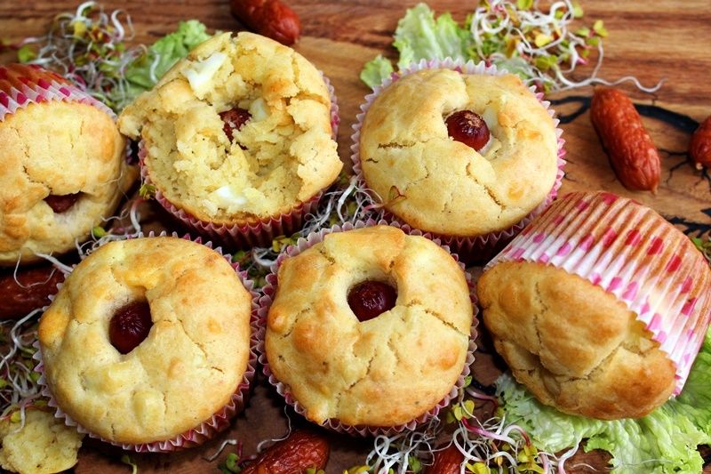 Muffiny z gotowanym jajkiem i mini kabanoskami 
