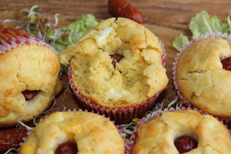 Muffiny z gotowanym jajkiem i mini kabanoskami 
