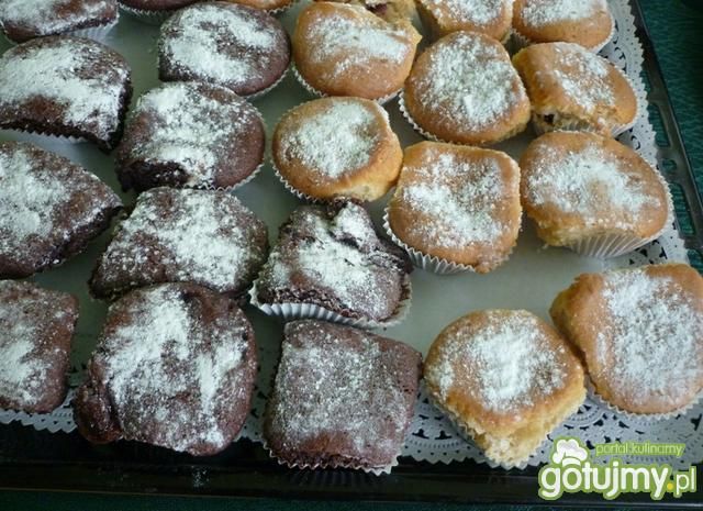 Muffiny z jogurtem owocowym i konfiturą Muffiny z jogurtem owocowym i konfiturą