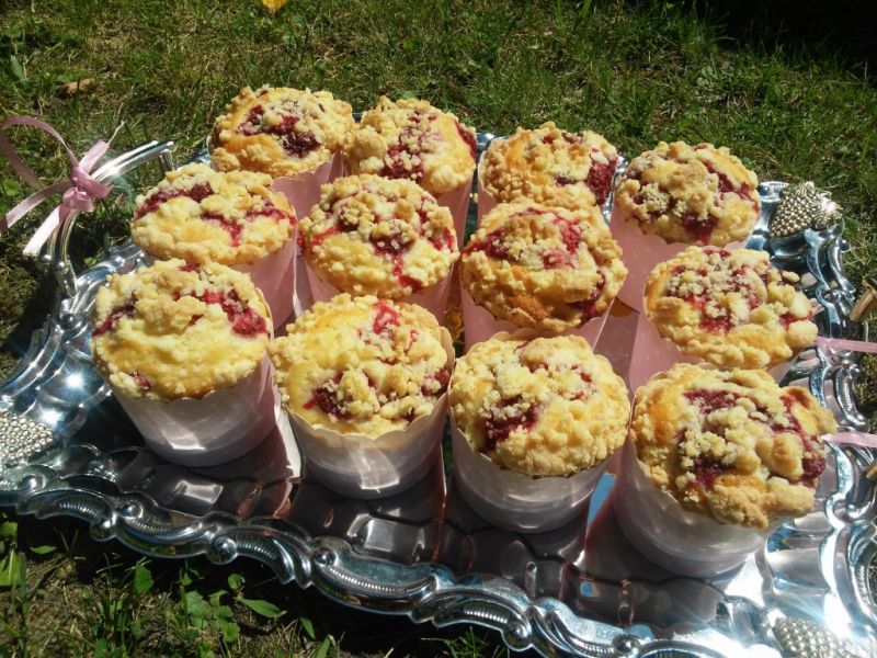 Muffiny z malinami i kruszonką Muffiny z malinami i kruszonką