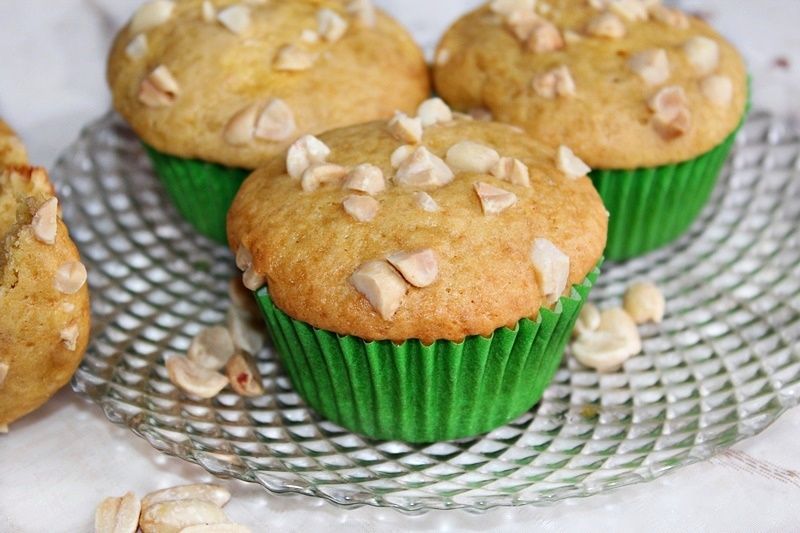 Muffiny z masłem orzechowym i solonymi orzeszkami